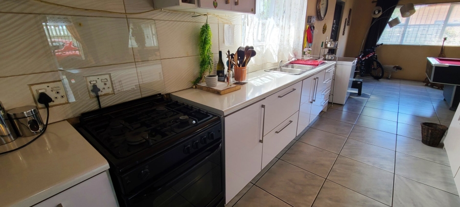 4 Bedroom Property for Sale in Sunbird Park Western Cape